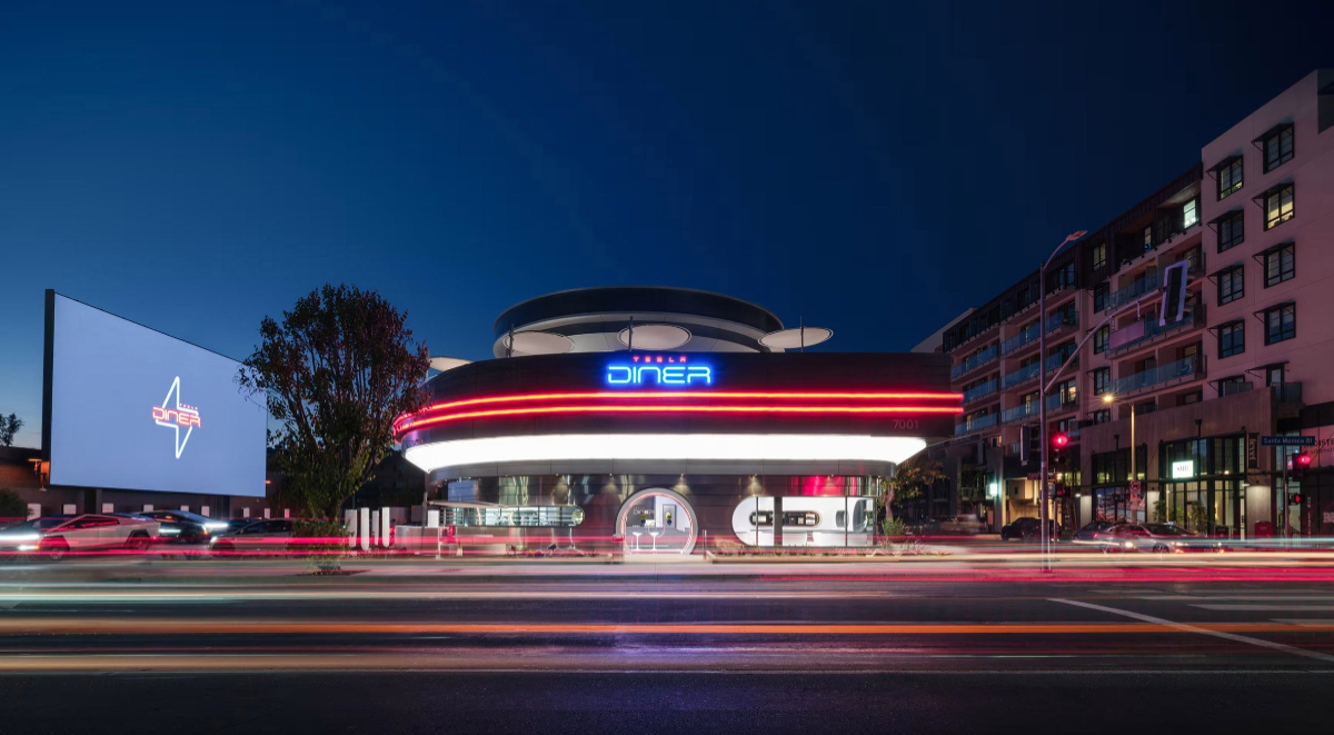 特斯拉「Tesla Diner」集美式餐廳、充電站和露天電影院!填補駕駛等待充電的空閒 特斯拉「Tesla Diner」集美式餐廳、充電站和露天電影院!填補駕駛等待充電的空閒