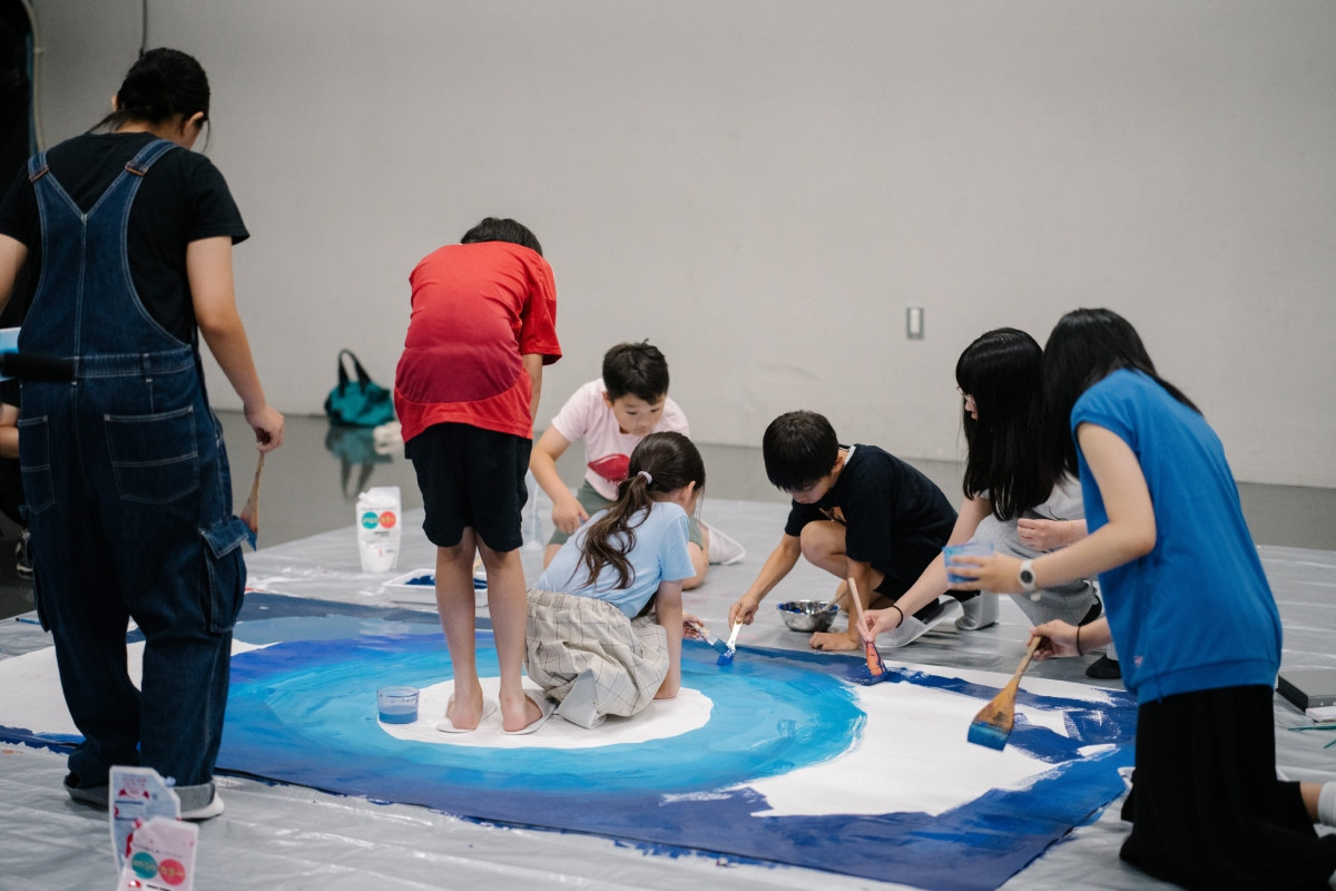 最終完成兩幅大型畫布作品。(圖片來源:學展) 最終完成兩幅大型畫布作品。(圖片來源:學展)