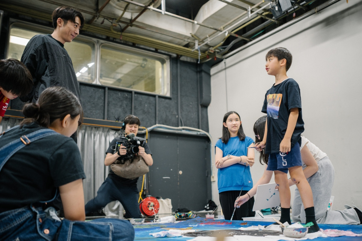 導演二宮健以側拍方式將創作過程「再創作」為紀錄片。(圖片來源:學展) 導演二宮健以側拍方式將創作過程「再創作」為紀錄片。(圖片來源:學展)