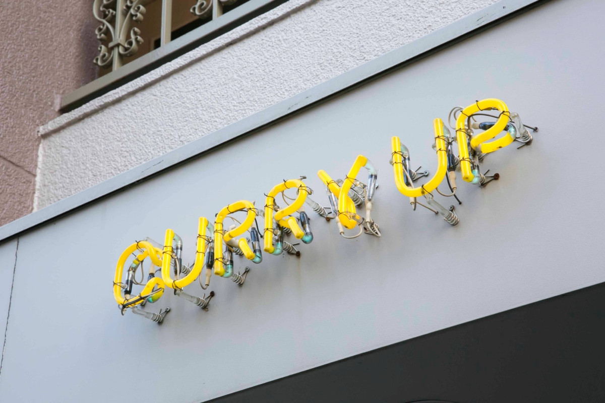 「Curry Up」取「Hurry Up」諧音而來,語帶生活節奏與街頭能量的雙重意涵。(圖片提供:Curry Up) 「Curry Up」取「Hurry Up」諧音而來,語帶生活節奏與街頭能量的雙重意涵。(圖片提供:Curry Up)