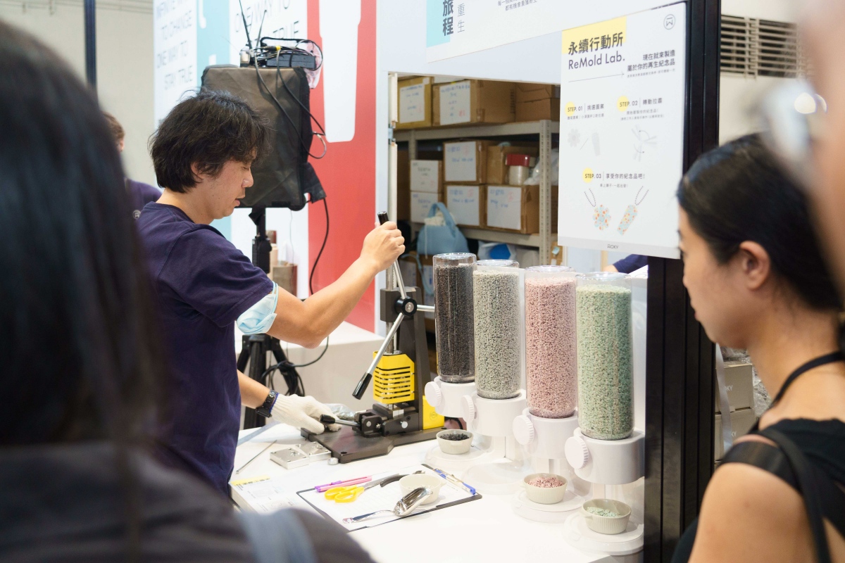 WOKY展攤可見前幾代高純度塑料杯蓋,經注塑機粉碎、高溫熱壓,轉化為循環美學設計擺件。(圖片提供:WOKY) WOKY展攤可見前幾代高純度塑料杯蓋,經注塑機粉碎、高溫熱壓,轉化為循環美學設計擺件。(圖片提供:WOKY)