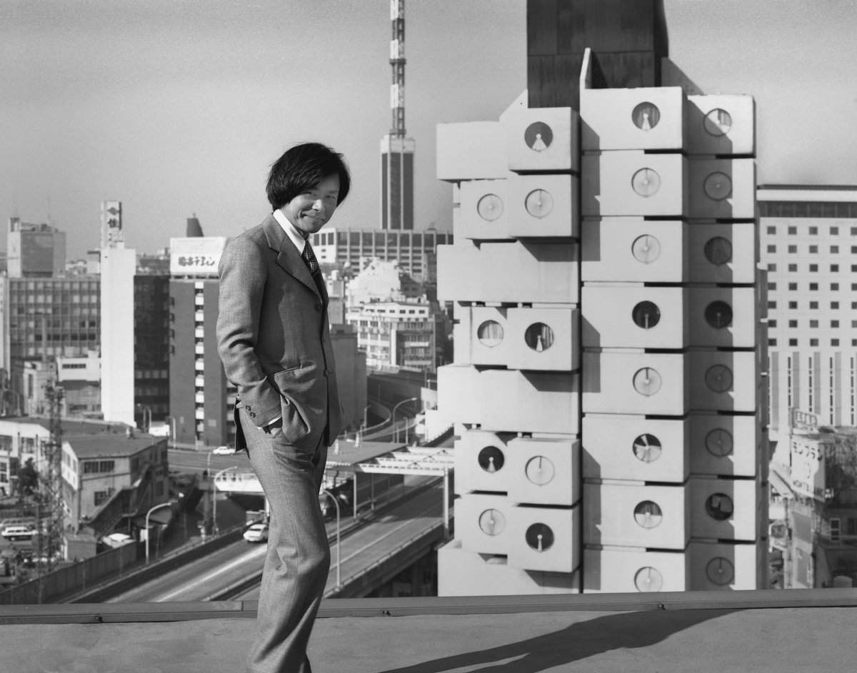 1974年黑川紀章與中銀膠囊塔合影(Photo Tomio Ohashi) 1974年黑川紀章與中銀膠囊塔合影(Photo Tomio Ohashi)