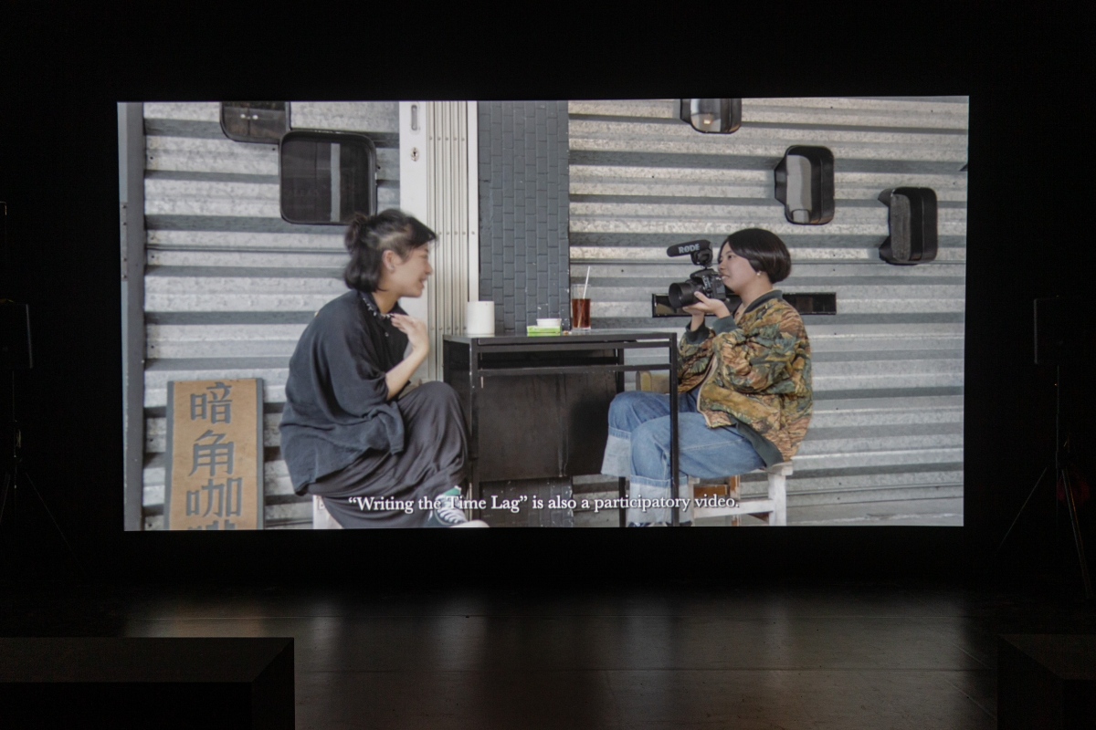 李紫彤《 時差書寫》,2021年版本,實驗紀錄片、參與式影片,73分鐘。(圖片提供:臺北市立美術館) 李紫彤《 時差書寫》,2021年版本,實驗紀錄片、參與式影片,73分鐘。(圖片提供:臺北市立美術館)