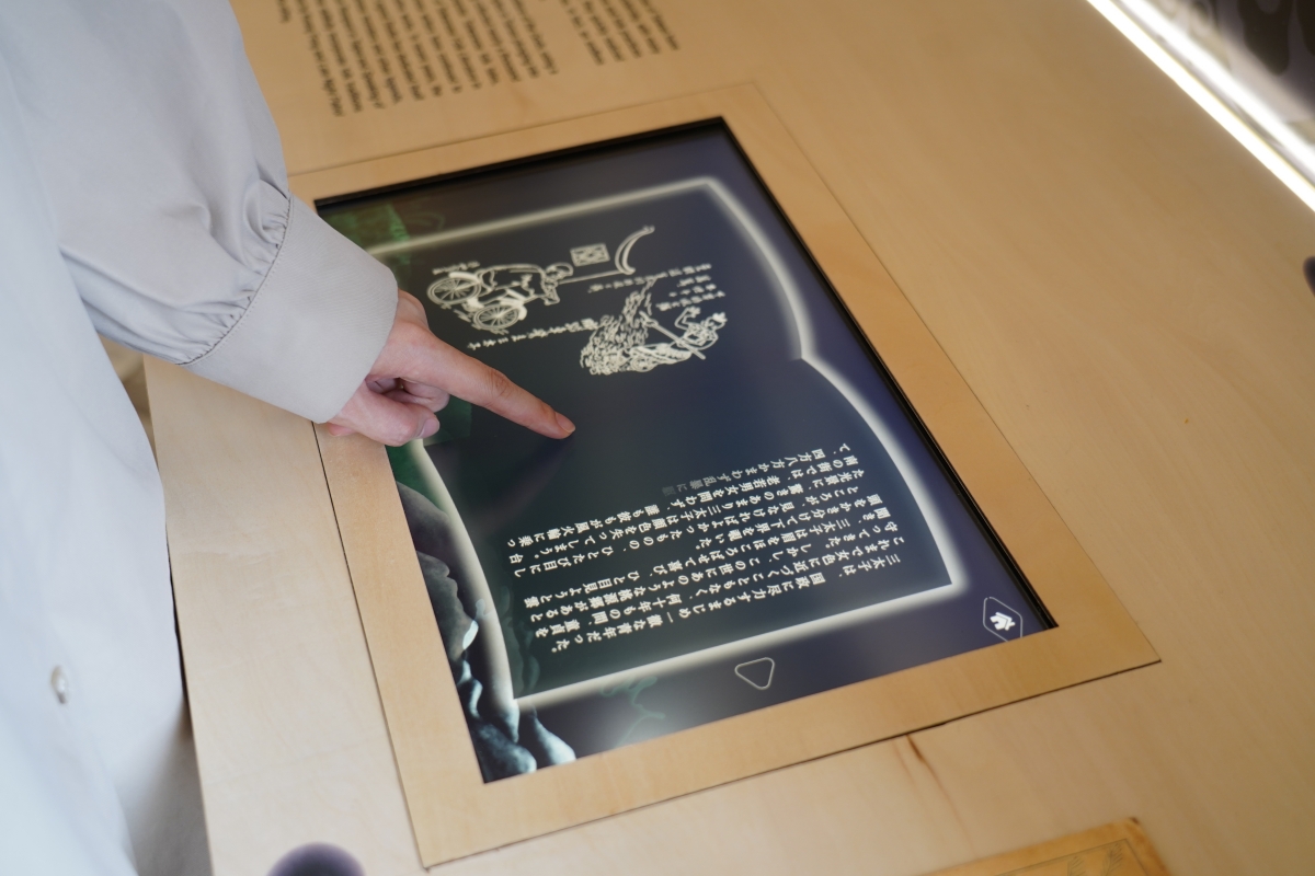 觀眾可點選螢幕中的文學作品,藉由影像與文字,認識臺灣文學的神秘面貌。(圖片提供:宜東文化) 觀眾可點選螢幕中的文學作品,藉由影像與文字,認識臺灣文學的神秘面貌。(圖片提供:宜東文化)