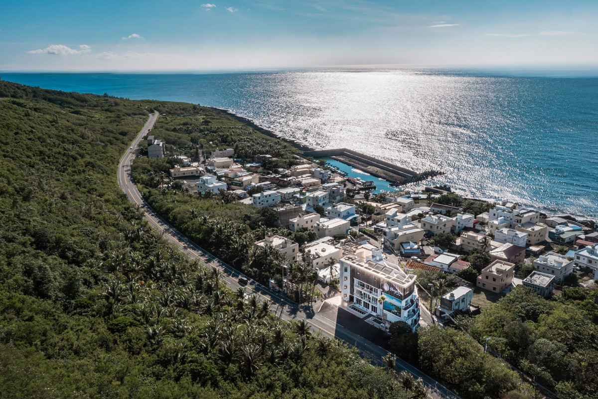 紅柴坑漁港小而知名,現轉型為觀光景點,可望見西海岸開闊風光。(圖片提供:Yung Design Group) 紅柴坑漁港小而知名,現轉型為觀光景點,可望見西海岸開闊風光。(圖片提供:Yung Design Group)
