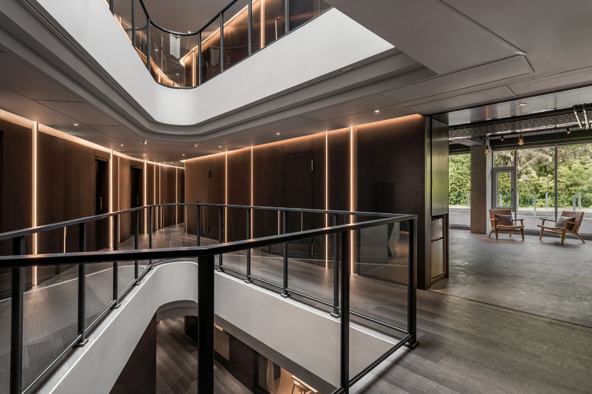 各樓層廊道上加綴的燈光線條愈發強化深海氛圍。(圖片提供:Yung Design Group) 各樓層廊道上加綴的燈光線條愈發強化深海氛圍。(圖片提供:Yung Design Group)