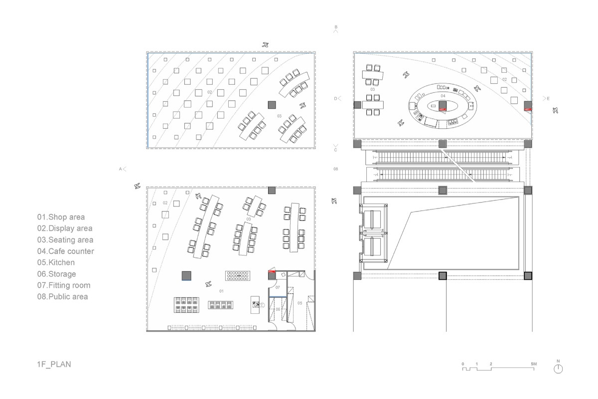 開放坡面與散置其上的木製展台、坐具引發自然劇場想像。(圖片提供:KiKi ARCHi) 開放坡面與散置其上的木製展台、坐具引發自然劇場想像。(圖片提供:KiKi ARCHi)