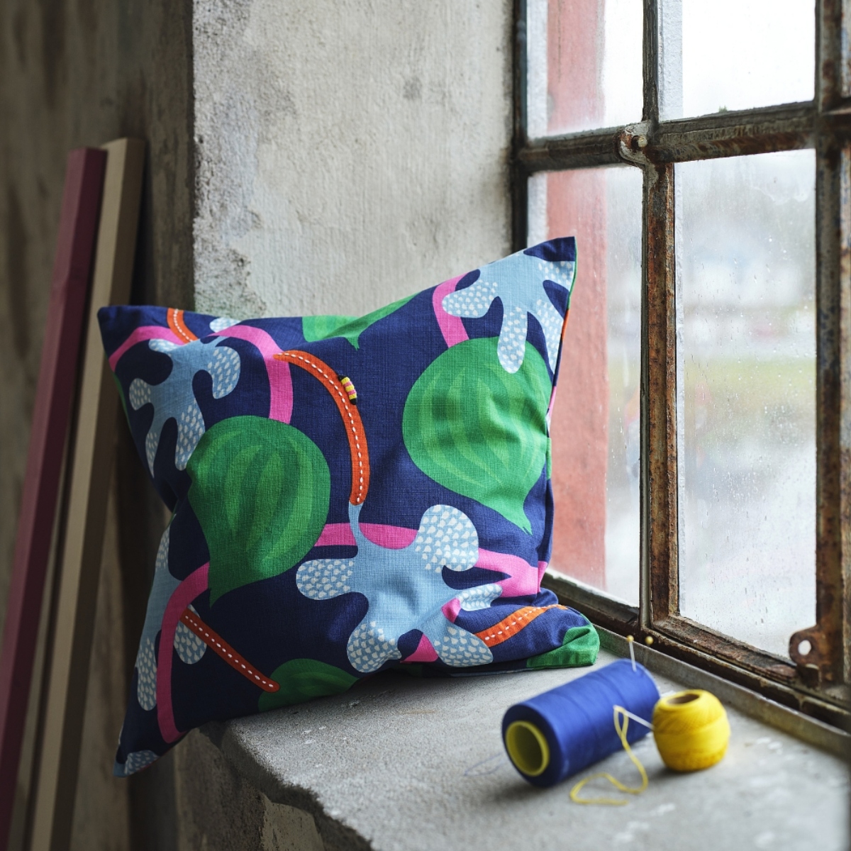 MÄVINN 靠枕套, 深藍色 彩色/花朵圖形, 50x50 公分(圖片提供:IKEA) MÄVINN 靠枕套, 深藍色 彩色/花朵圖形, 50x50 公分(圖片提供:IKEA)