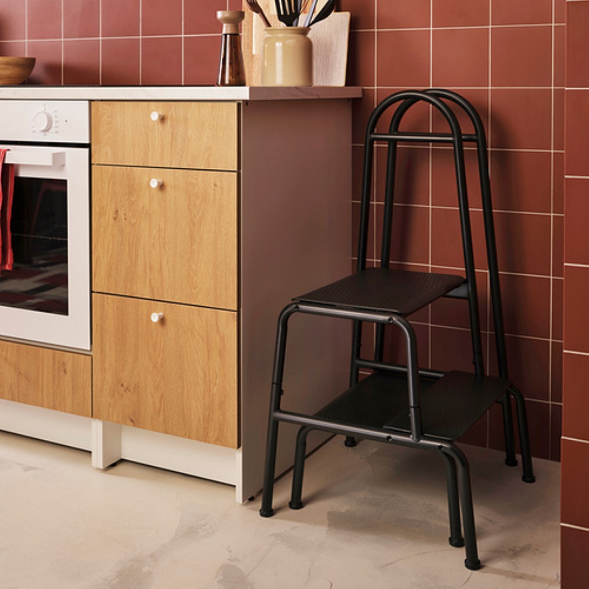 BÄSINGEN 附扶手墊腳凳、2步,碳黑色(圖片提供:IKEA) BÄSINGEN 附扶手墊腳凳、2步,碳黑色(圖片提供:IKEA)