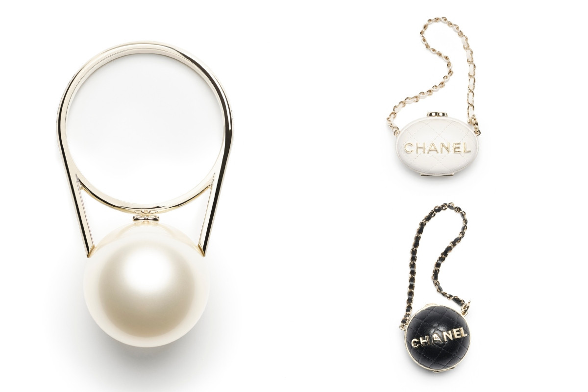 Chanel 2025/26秋冬高級時裝系列巨型珍珠包(左);其他球型硬殼包款(右)。(圖片提供:Chanel) Chanel 2025/26秋冬高級時裝系列巨型珍珠包(左);其他球型硬殼包款(右)。(圖片提供:Chanel)