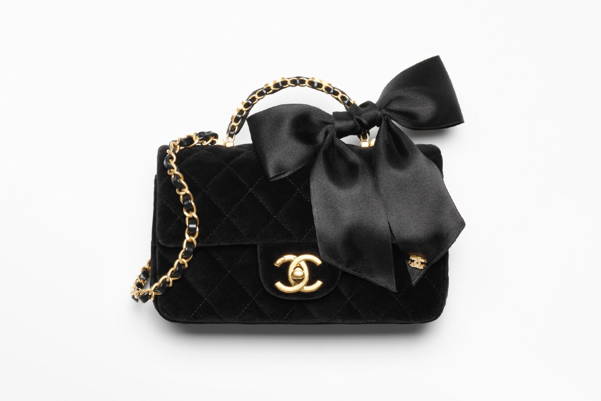 Chanel 2025/26秋冬高級時裝系列蝴蝶結綁帶口蓋包。(圖片提供:Chanel) Chanel 2025/26秋冬高級時裝系列蝴蝶結綁帶口蓋包。(圖片提供:Chanel)