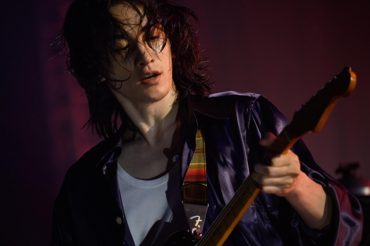 町田啓太飾演TENBLANK吉他手高岡尚。(圖片提供:Netflix) 町田啓太飾演TENBLANK吉他手高岡尚。(圖片提供:Netflix)