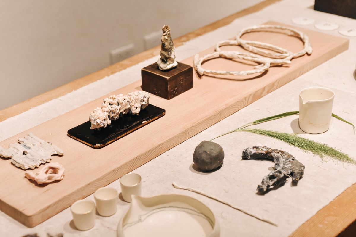 作品就像王怡方記憶的結晶,極度個人的生命經驗到抽象無以名狀的情緒片段,都成為她陶作的元素。(圖片來源:《生活工藝誌》第十二期) 作品就像王怡方記憶的結晶,極度個人的生命經驗到抽象無以名狀的情緒片段,都成為她陶作的元素。(圖片來源:《生活工藝誌》第十二期)