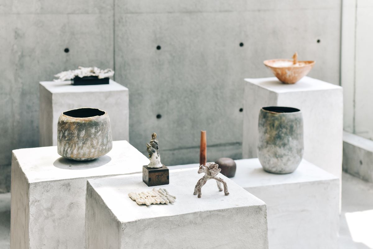 展覽在「森初.moricasa art」的清水模空間展出,在日光的照射以灰色調與極簡線條為背景,空間氛圍極佳。(圖片來源:《生活工藝誌》第十二期) 展覽在「森初.moricasa art」的清水模空間展出,在日光的照射以灰色調與極簡線條為背景,空間氛圍極佳。(圖片來源:《生活工藝誌》第十二期)