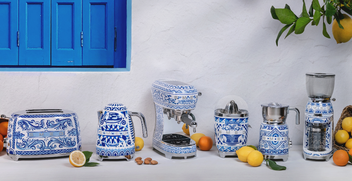 Smeg攜手Dolce & Gabbana推「藍色地中海」絕美家電！職人手繪花磚圖樣，冰箱、咖啡機自成風景
