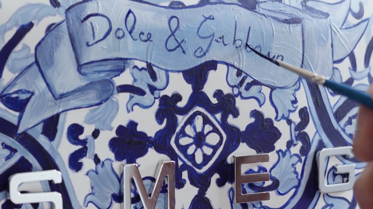 Smeg攜手Dolce & Gabbana推「藍色地中海」絕美家電！職人手繪花磚圖樣，冰箱、咖啡機自成風景