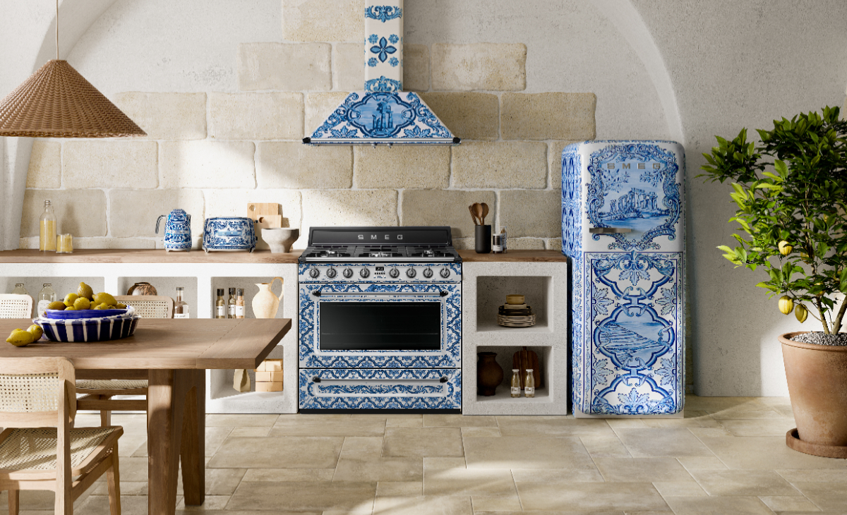 Smeg攜手Dolce & Gabbana推「藍色地中海」絕美家電！職人手繪花磚圖樣，冰箱、咖啡機自成風景