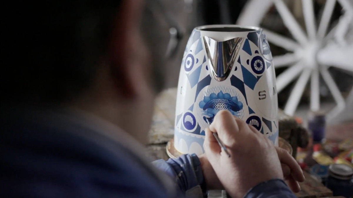 Smeg攜手Dolce & Gabbana推「藍色地中海」絕美家電！職人手繪花磚圖樣，冰箱、咖啡機自成風景