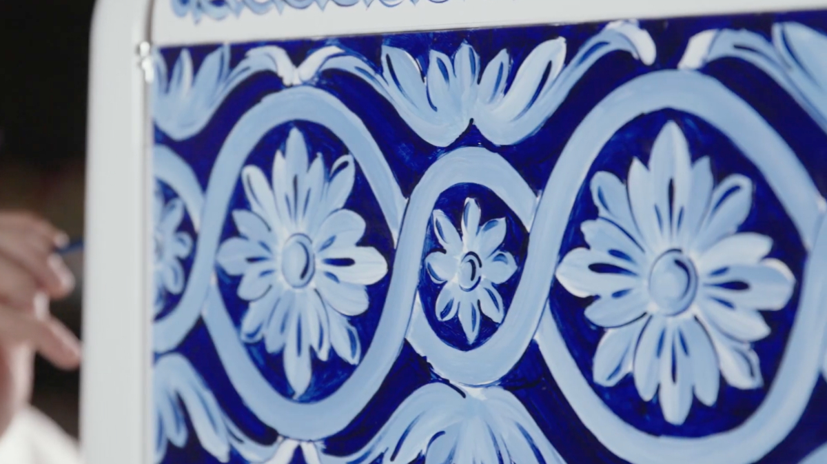 Smeg攜手Dolce & Gabbana推「藍色地中海」絕美家電！職人手繪花磚圖樣，冰箱、咖啡機自成風景