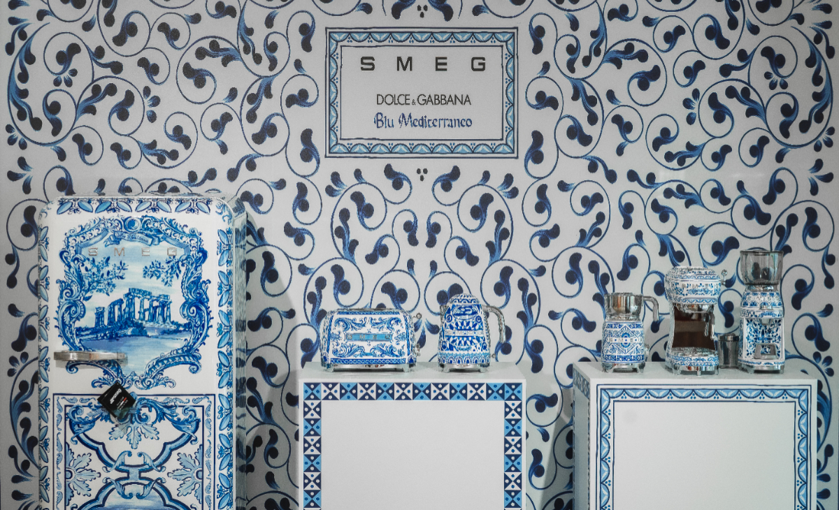 Smeg攜手Dolce & Gabbana推「藍色地中海」絕美家電！職人手繪花磚圖樣，冰箱、咖啡機自成風景