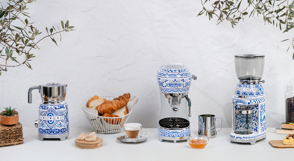 Smeg攜手Dolce & Gabbana推「藍色地中海」絕美家電！職人手繪花磚圖樣，冰箱、咖啡機自成風景