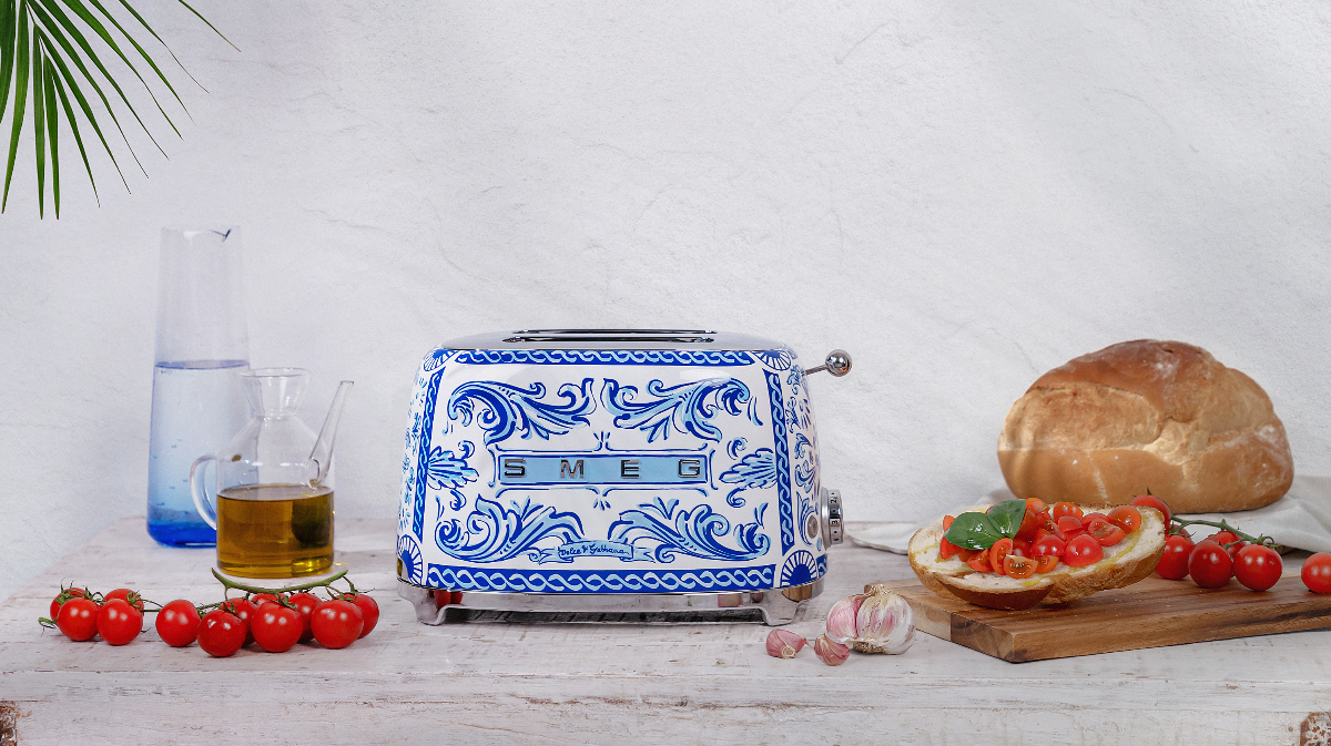 Smeg攜手Dolce & Gabbana推「藍色地中海」絕美家電！職人手繪花磚圖樣，冰箱、咖啡機自成風景
