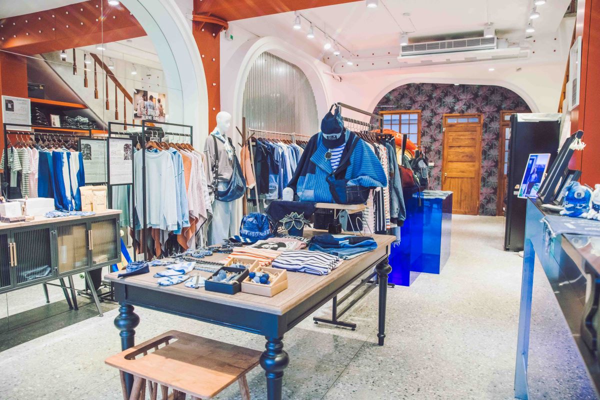 House of Story Wear 以丹寧牛仔布料為起點,搭配永續選物與復古陳列,將生活風格與穿搭美學融為一體。(圖片來源:《生活工藝誌》第十二期) House of Story Wear 以丹寧牛仔布料為起點,搭配永續選物與復古陳列,將生活風格與穿搭美學融為一體。(圖片來源:《生活工藝誌》第十二期)