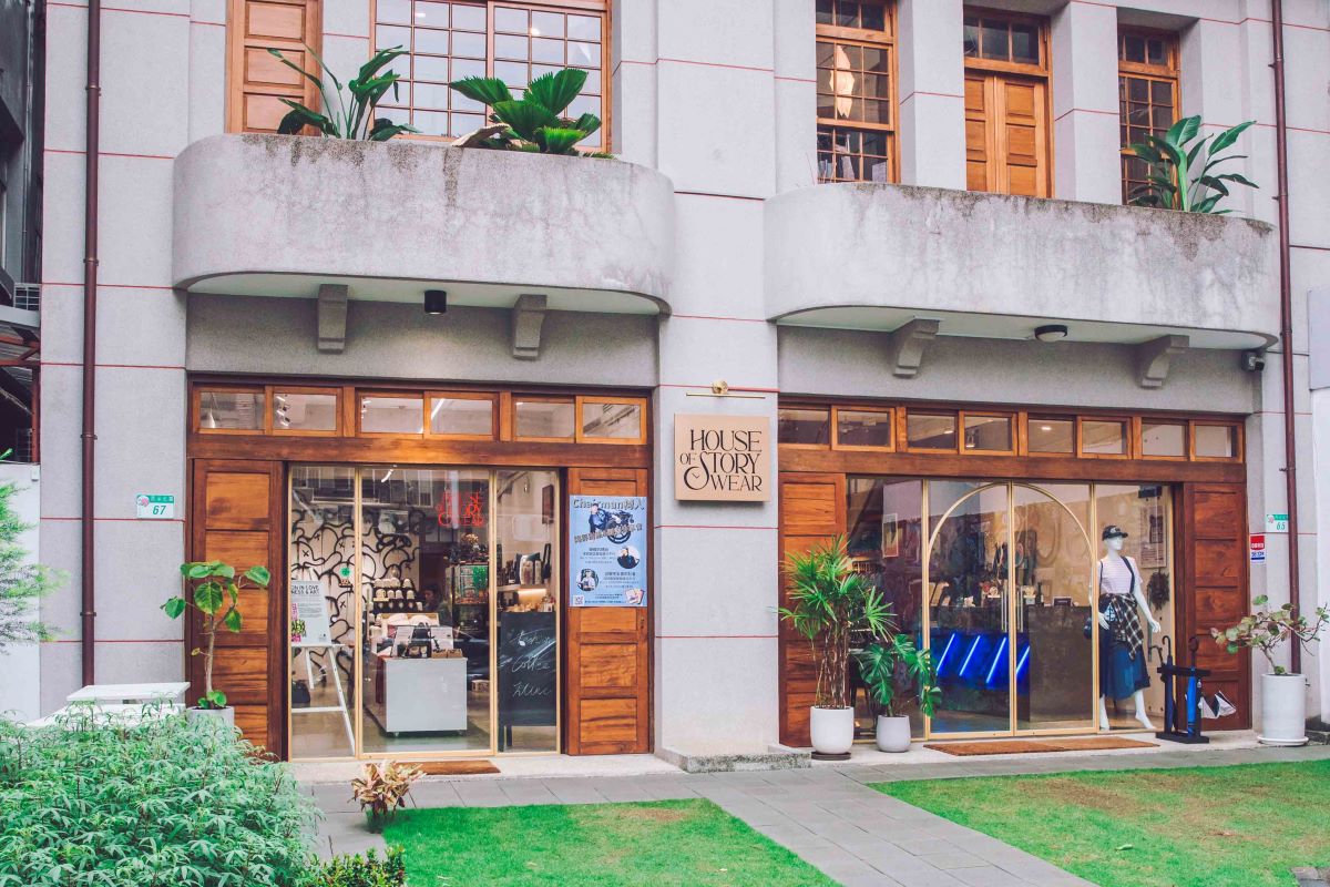 House of Story Wear 選擇將這間永續百貨坐落於大稻埕,是因為大稻埕是紡織業的發源地之一,直到現在仍是布料和成衣商圈的熱點。(圖片來源:《生活工藝誌》第十二期) House of Story Wear 選擇將這間永續百貨坐落於大稻埕,是因為大稻埕是紡織業的發源地之一,直到現在仍是布料和成衣商圈的熱點。(圖片來源:《生活工藝誌》第十二期)