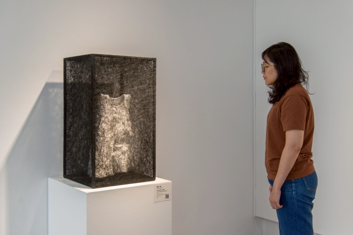展場一隅,圖為鹽田千春作品《生存的狀態(洋裝)》。(圖片提供:高美館) 展場一隅,圖為鹽田千春作品《生存的狀態(洋裝)》。(圖片提供:高美館)
