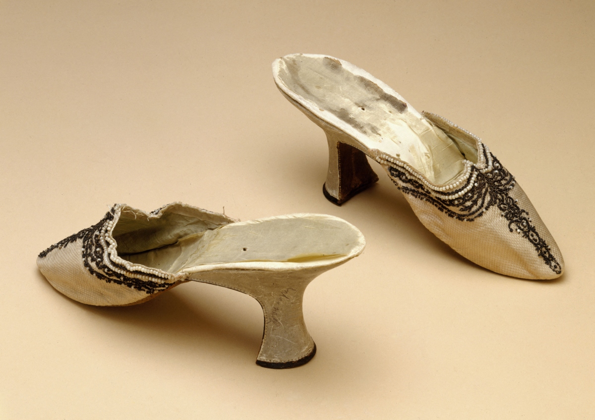 瑪麗・安東尼的粉色絲綢面料鞋履©CC0 Paris Musées Musée Carnavalet – Histoire de Paris 瑪麗・安東尼的粉色絲綢面料鞋履©CC0 Paris Musées Musée Carnavalet – Histoire de Paris