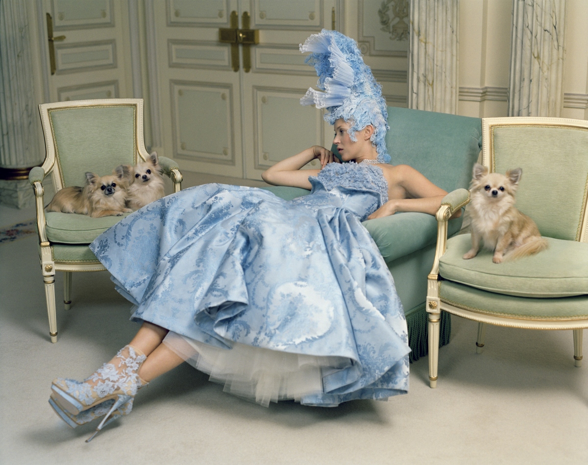 超模Kate Moss化身瑪麗·安東妮,服裝為Alexander McQueen前設計總監Sarah Burton 設計© Tim Walker 超模Kate Moss化身瑪麗·安東妮,服裝為Alexander McQueen前設計總監Sarah Burton 設計© Tim Walker
