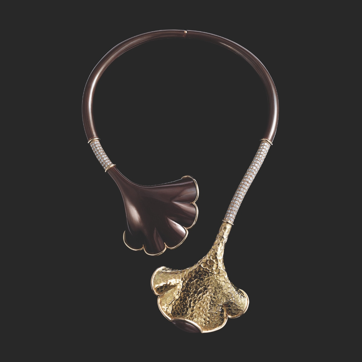 銀杏項鍊質材結合黃金、銅和鑽石。(圖片提供:Chaumet) 銀杏項鍊質材結合黃金、銅和鑽石。(圖片提供:Chaumet)