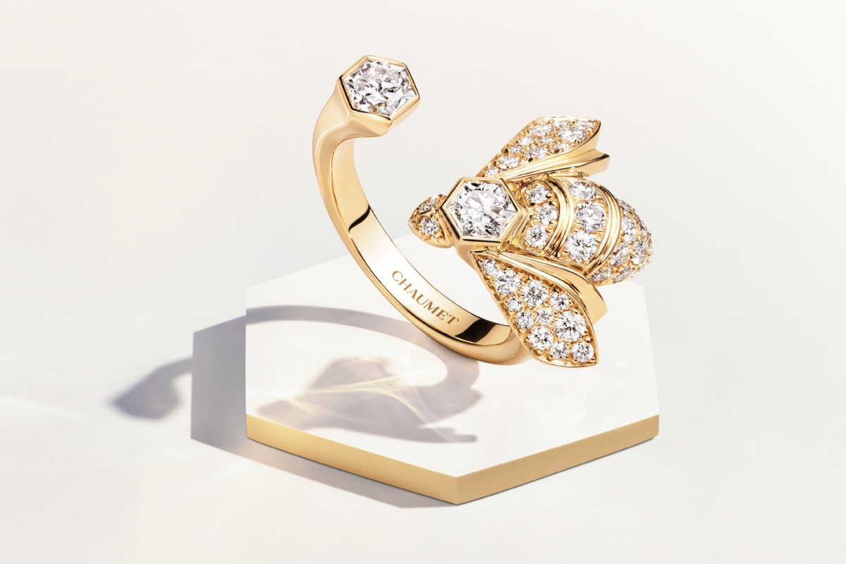 展區隨處可見Bee de Chaumet系列蜂巢圖騰,圖為Bee de Chaumet 18K黃金戒指,鑲嵌品牌獨創六角形切割鑽石及明亮式切割鑽石。(圖片提供:Chaumet) 展區隨處可見Bee de Chaumet系列蜂巢圖騰,圖為Bee de Chaumet 18K黃金戒指,鑲嵌品牌獨創六角形切割鑽石及明亮式切割鑽石。(圖片提供:Chaumet)