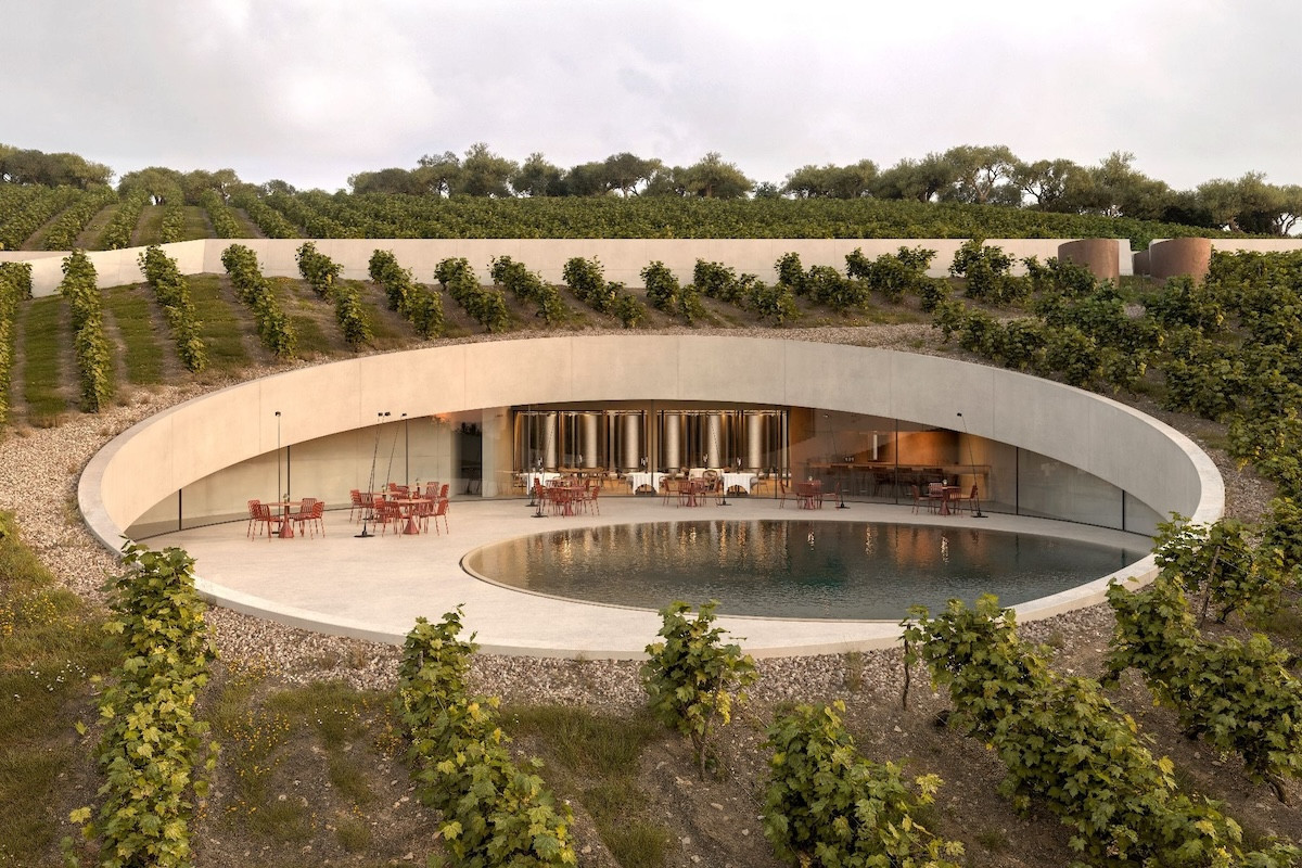 希臘神秘葡萄酒莊Ktima Aidipsos！地下圓形建築融入地景，創造理想釀酒環境