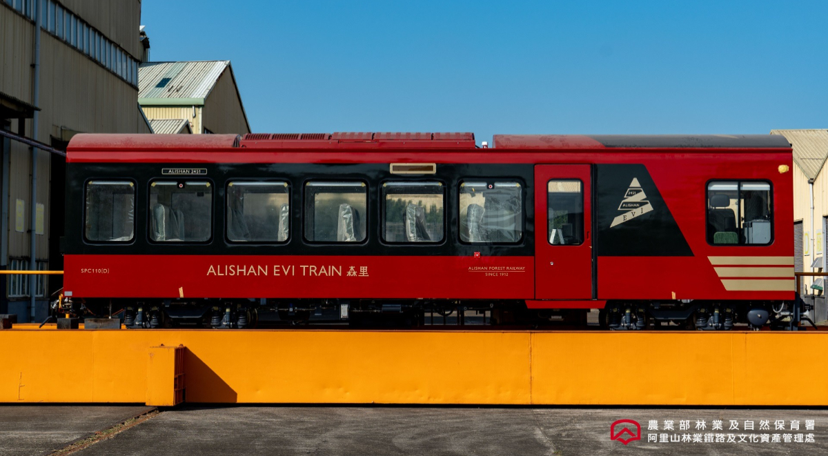 阿里山小火車「森里號」新亮相！列車設計融合日出意象，座位變寬、加裝自動門等全面升級