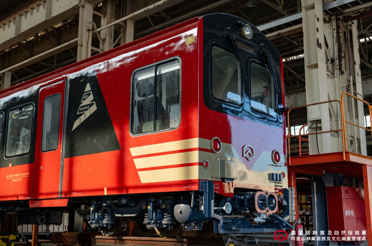 阿里山小火車「森里號」新亮相！列車設計融合日出意象，座位變寬、加裝自動門等全面升級