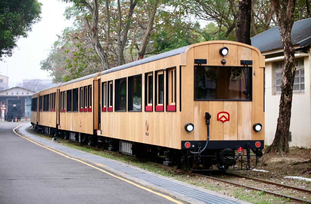 阿里山小火車「森里號」新亮相！列車設計融合日出意象，座位變寬、加裝自動門等全面升級