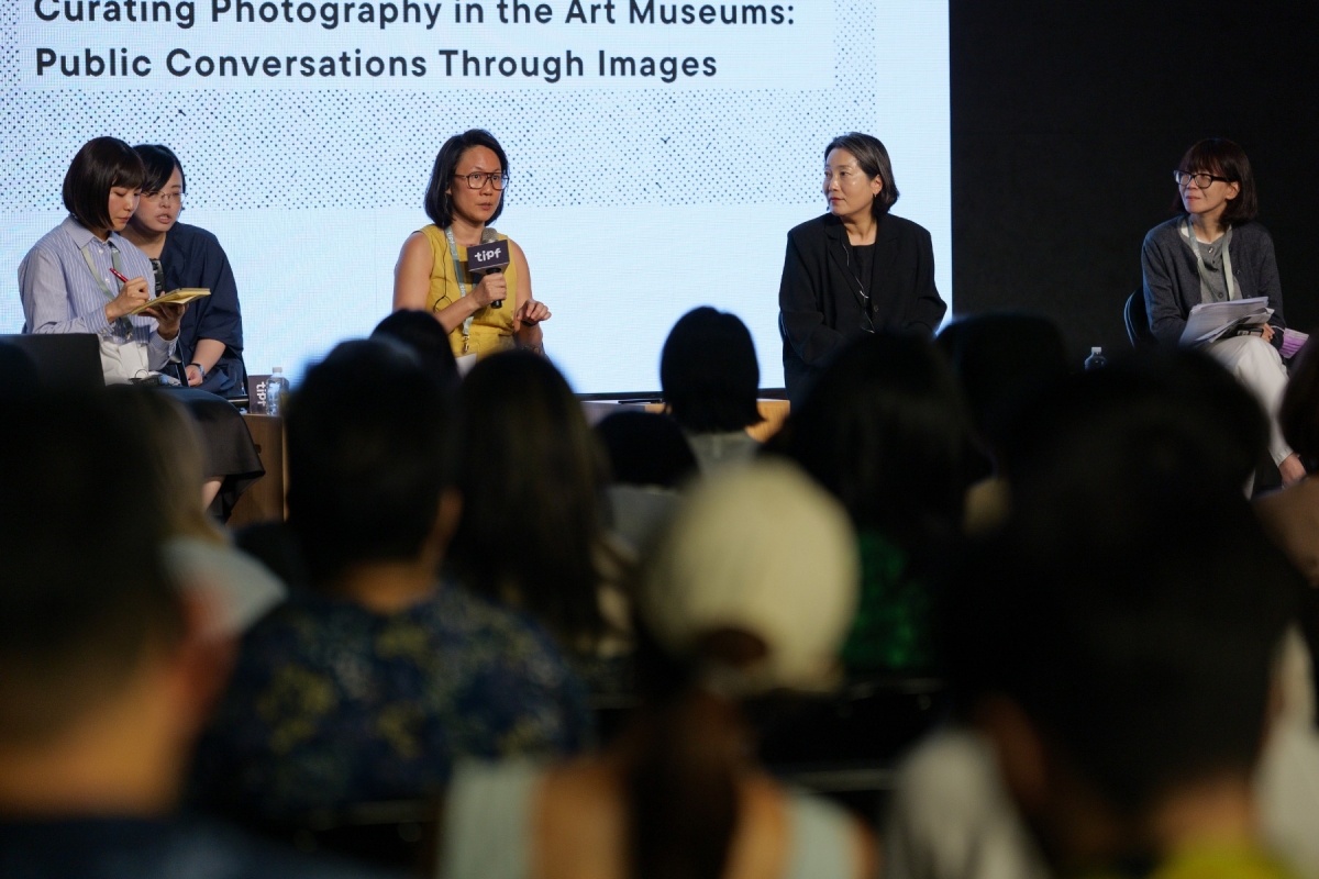 國際論壇第一天「當代攝影與公共對話:美術館裡的攝影展」講者宋修庭(Sujong Song)、吳詩瀅( Sze Ying Goh)、小林紗由里(Sayuri Kobayashi)與主持黃舒屏。(圖片提供:TIPF臺灣國際攝影節) 國際論壇第一天「當代攝影與公共對話:美術館裡的攝影展」講者宋修庭(Sujong Song)、吳詩瀅( Sze Ying Goh)、小林紗由里(Sayuri Kobayashi)與主持黃舒屏。(圖片提供:TIPF臺灣國際攝影節)
