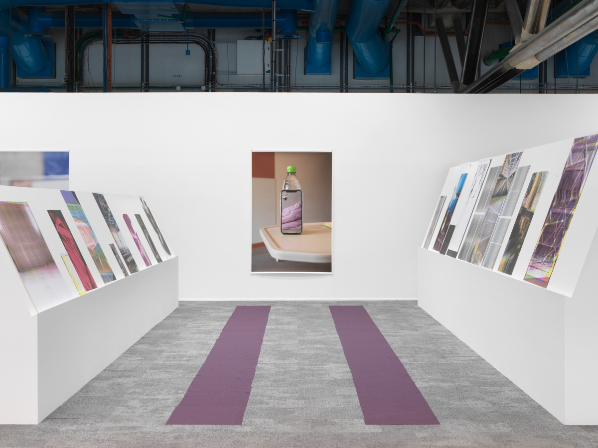 展覽一景。(攝影:Jens Ziehe|圖片由Galerie Buchholz、巴黎 Chantal Crousel 畫廊、 倫敦 Maureen Paley 畫廊、紐約 David Zwirner 畫廊提供) 展覽一景。(攝影:Jens Ziehe|圖片由Galerie Buchholz、巴黎 Chantal Crousel 畫廊、 倫敦 Maureen Paley 畫廊、紐約 David Zwirner 畫廊提供)