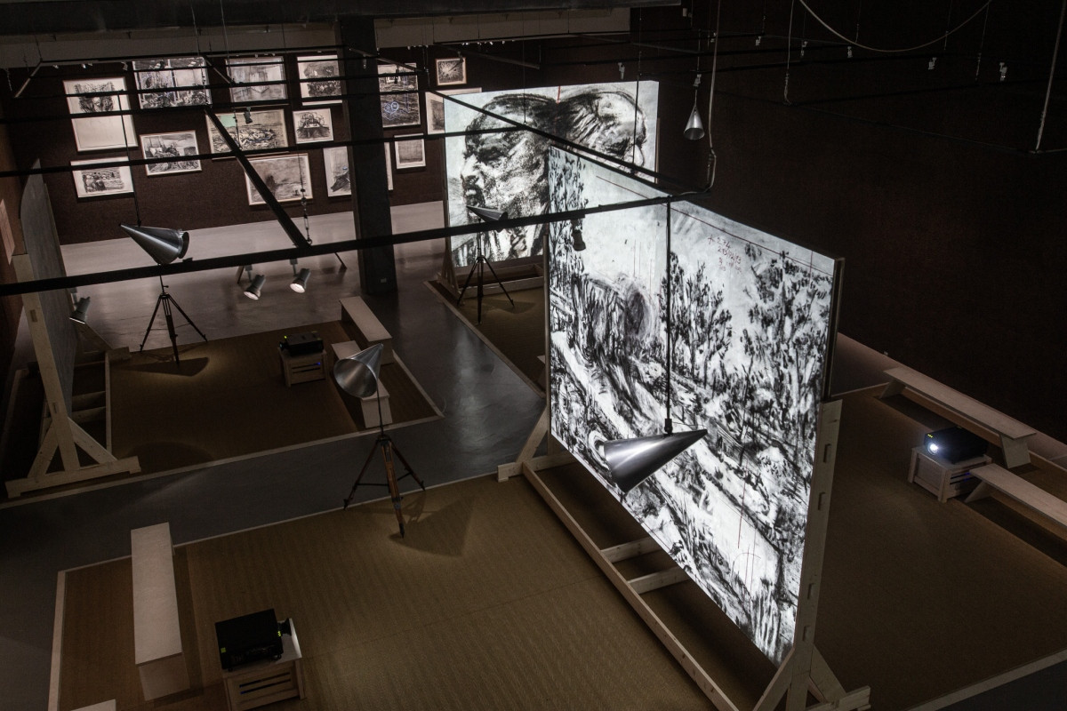 《William Kentridge 威廉‧肯特里奇》展場卸下許多經碳化煙燻的軟木板。(圖片提供:臺北市立美術館) 《William Kentridge 威廉‧肯特里奇》展場卸下許多經碳化煙燻的軟木板。(圖片提供:臺北市立美術館)