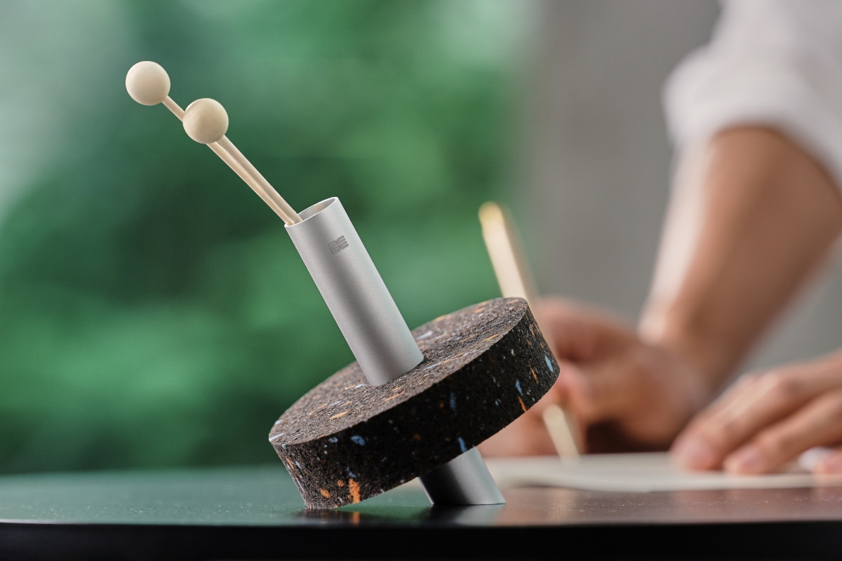 軟木花器搭配管狀結構,可自由放入各種花材或擴香棒。(圖片提供:臺北市立美術館) 軟木花器搭配管狀結構,可自由放入各種花材或擴香棒。(圖片提供:臺北市立美術館)