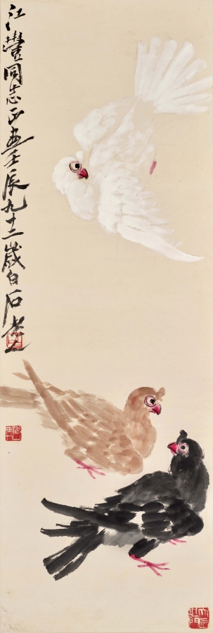 齊白石,〈和平鴿〉,1952年作|設色紙本 鏡框,94.1 x 31.6公分|估價:2,600,000 - 5,000,000港元。(圖片提供:Sotheby's) 齊白石,〈和平鴿〉,1952年作|設色紙本 鏡框,94.1 x 31.6公分|估價:2,600,000 - 5,000,000港元。(圖片提供:Sotheby's)