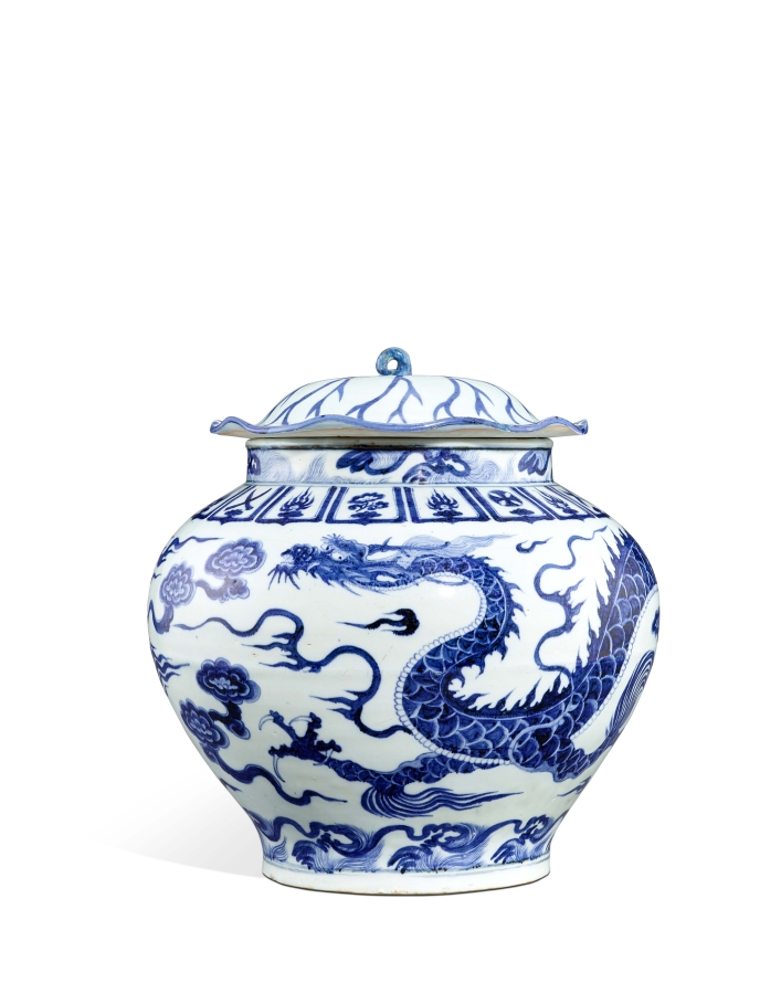 元 青花雲龍紋蓋罐|高32.5公分|估價:8,000,000 - 16,000,000港元。(圖片提供:Sotheby's) 元 青花雲龍紋蓋罐|高32.5公分|估價:8,000,000 - 16,000,000港元。(圖片提供:Sotheby's)