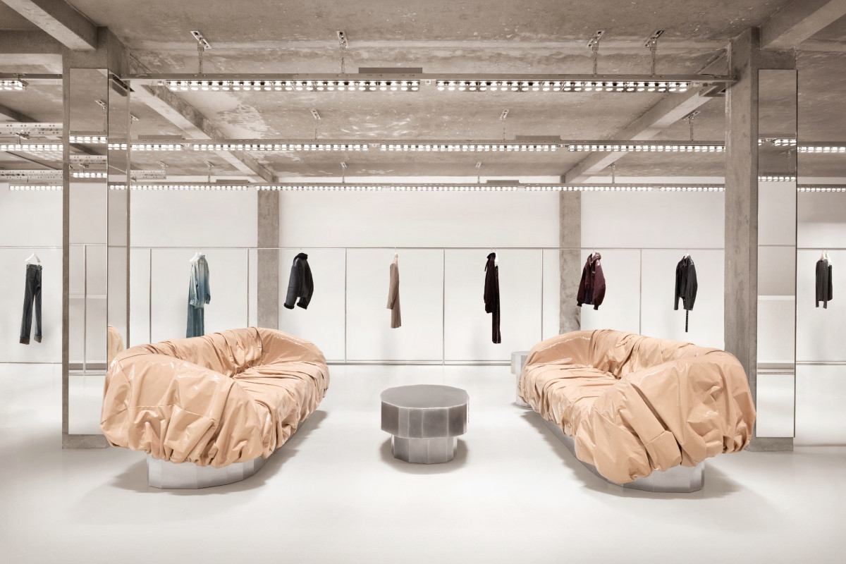 兩張monumental沙發包覆品牌代表色乙烯基面料。(圖片提供:Acne Studios) 兩張monumental沙發包覆品牌代表色乙烯基面料。(圖片提供:Acne Studios)