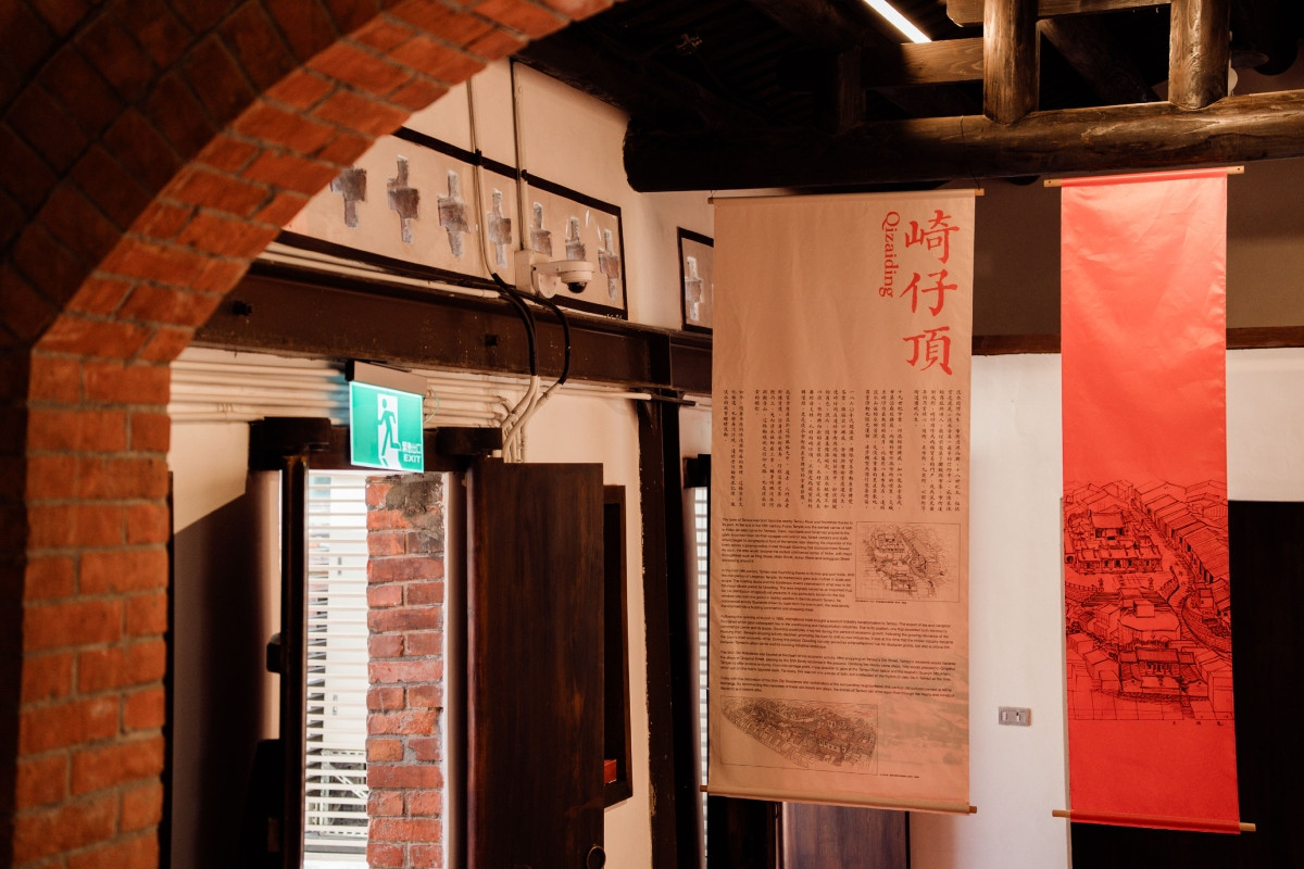 崎仔頂展區,連結港口、街市與信仰場域,崎仔頂可謂淡水市街的起點。(圖片提供:有家文化製作) 崎仔頂展區,連結港口、街市與信仰場域,崎仔頂可謂淡水市街的起點。(圖片提供:有家文化製作)
