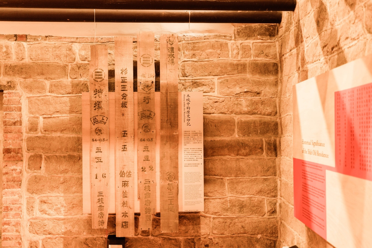 現場一隅展出施合發商行過去出產的木板,其於桃園米倉劇場修繕中作為舊材料被保留下來。(圖片提供:有家文化製作) 現場一隅展出施合發商行過去出產的木板,其於桃園米倉劇場修繕中作為舊材料被保留下來。(圖片提供:有家文化製作)