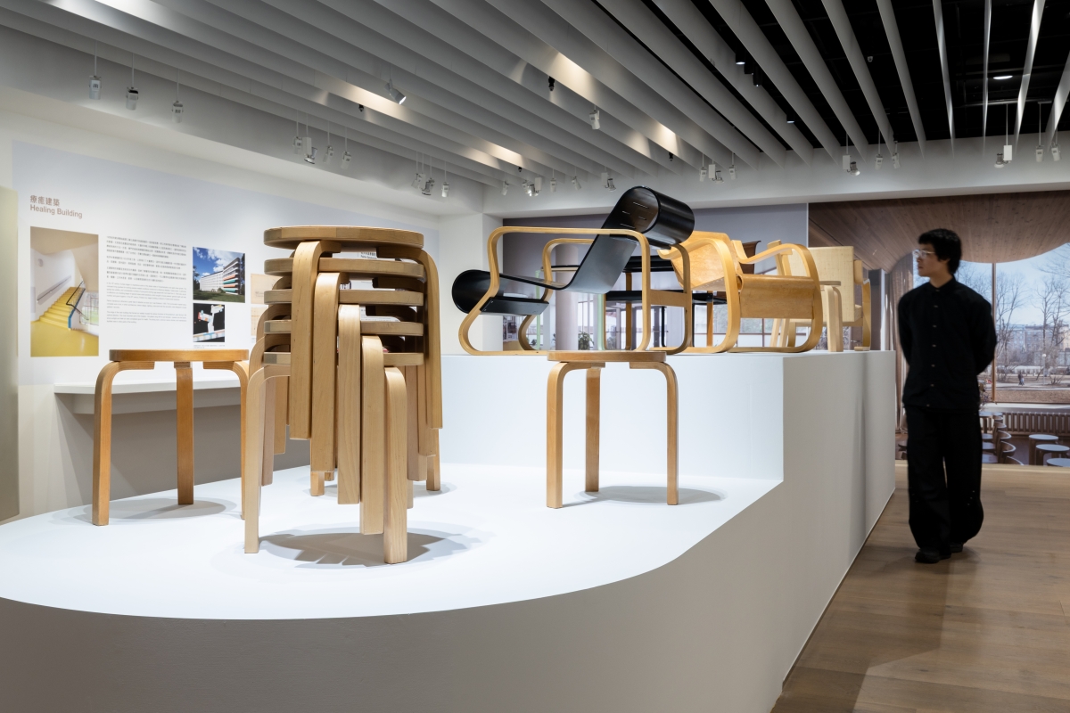 展覽中展出Aalto夫婦1930年代起設計的多款家具作品。(圖片提供:忠泰美術館) 展覽中展出Aalto夫婦1930年代起設計的多款家具作品。(圖片提供:忠泰美術館)