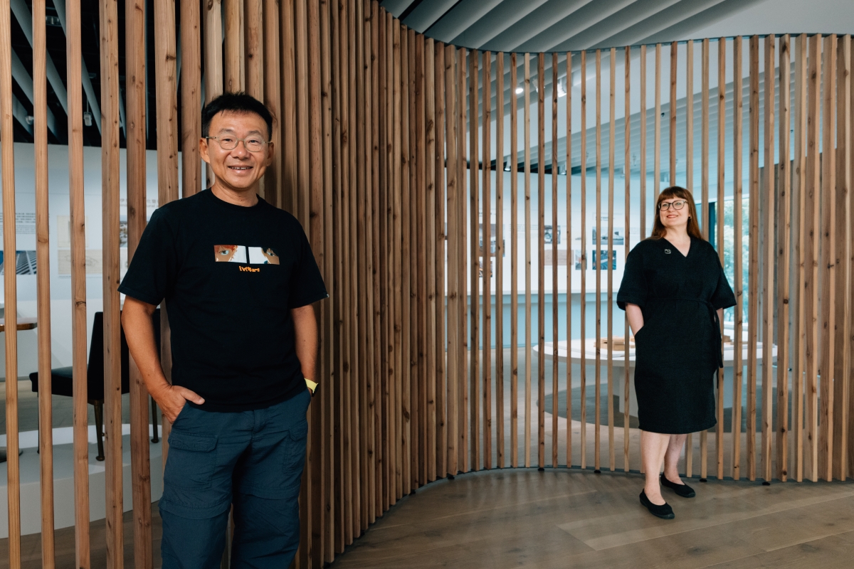 黃聲遠(左)、Mari Murtoniemi(右)站在原木材質打造的曲線木柵展牆,這呼應了Alvar Aalto的設計語彙。(攝影:蔡耀徵) 黃聲遠(左)、Mari Murtoniemi(右)站在原木材質打造的曲線木柵展牆,這呼應了Alvar Aalto的設計語彙。(攝影:蔡耀徵)