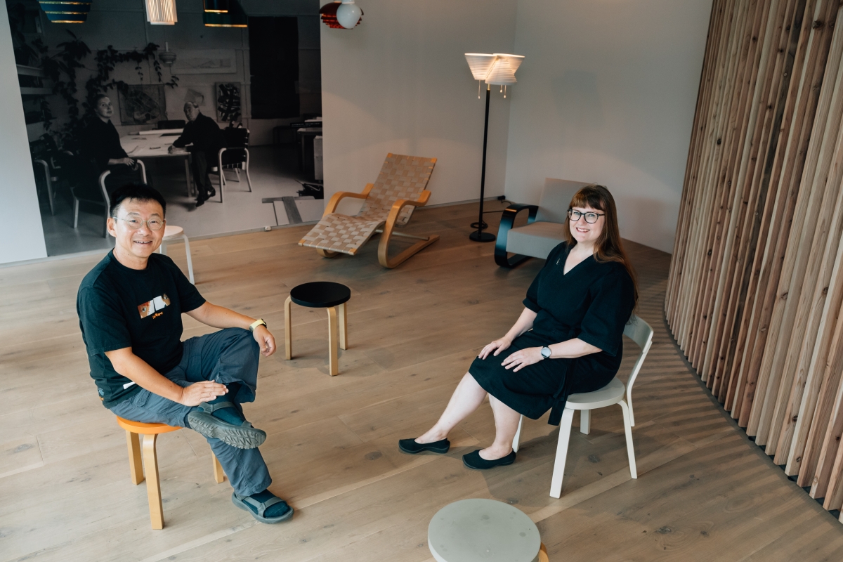 在展示Aalto傳奇的「Stool 60」等經典家具的體驗區,黃聲遠、Mari Murtoniemi親身感受這些作品。(攝影:蔡耀徵) 在展示Aalto傳奇的「Stool 60」等經典家具的體驗區,黃聲遠、Mari Murtoniemi親身感受這些作品。(攝影:蔡耀徵)