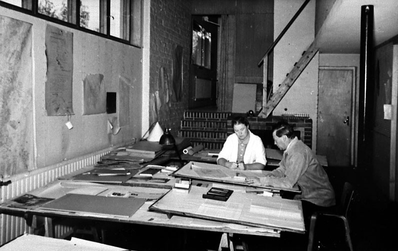 Aino與Alvar Aalto於阿爾托之家中工作。(圖片提供:Alvar Aalto Foundation) Aino與Alvar Aalto於阿爾托之家中工作。(圖片提供:Alvar Aalto Foundation)